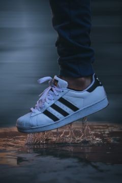 Adidas-Sneaker-In-Puddle