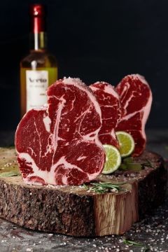 raw-steak-on-wood