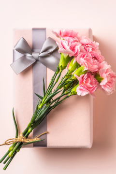 mothers-day-flowers-and-gift